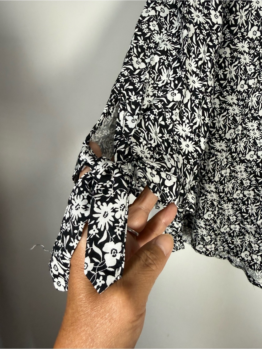 Jones & Co Women’s NWT Size 1X Black & White Floral V-Neck Top Sleeve Tie - Picture 2 of 7